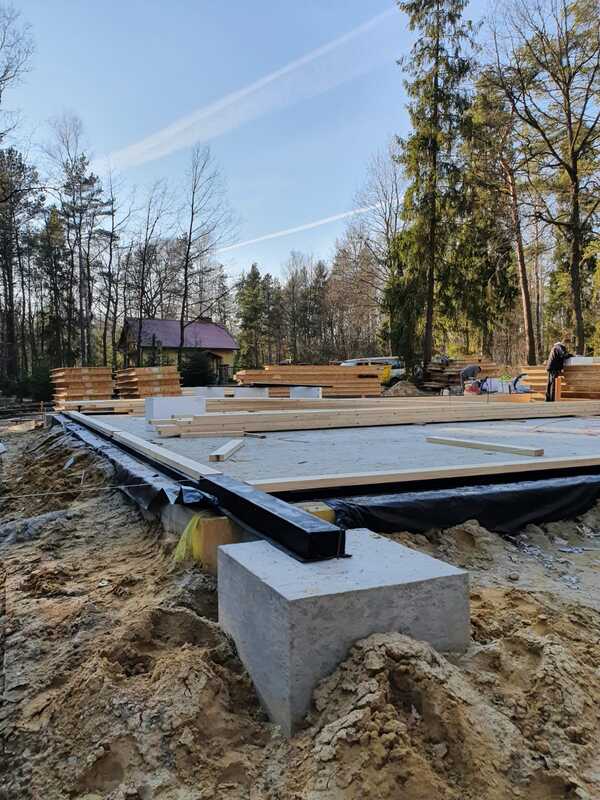 Construcción de casa de madera en bosque