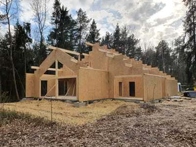 Elevación de estructura de madera con montacargas.