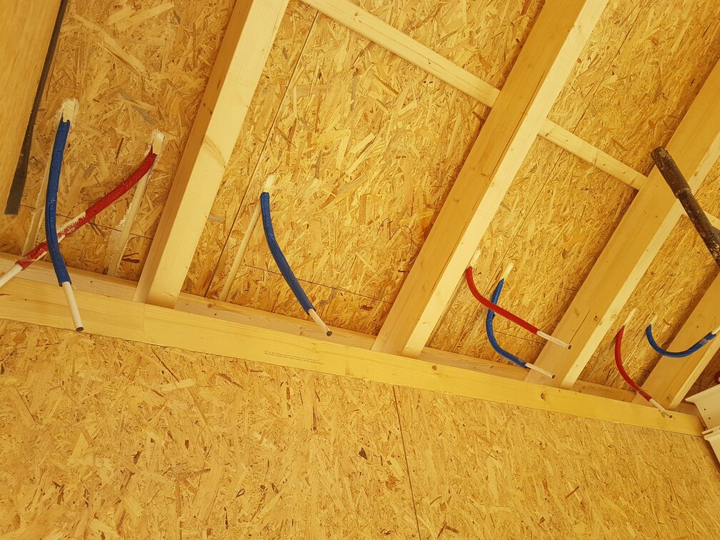 Cableado eléctrico expuesto en techo de madera.